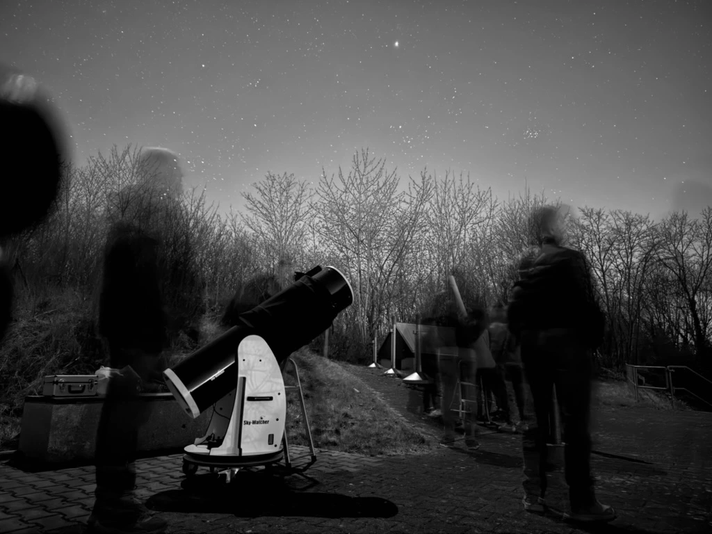 Newton-Teleskop in Dobson-Bauweise bei einer nächtlichen Beobachtung
