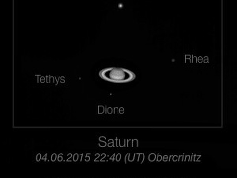 Saturnmonde — Saturn mit seinen 4 hellsten Monden, aufgenommen am 05.06.2015 von Robert in Obercrinitz. Es handelt sich um ein Komposit einer langen mit einer kurzen Belichtungsreihe. C bnaAutor: RobertLizenz: CC BY-NC-ND 4.0