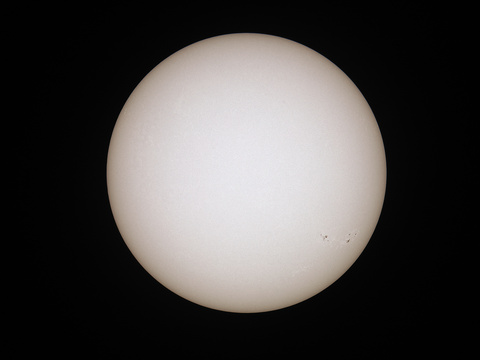 Sonne 12.9. — Sonne vom 12.9.2021 mit einigen Sonnenflecken. Aufgenommen mit 140mm Apo mit 1960mm Brennweite mit Canon RP. 7 Bilder gestackt und bearbeitet. A. Schäfer