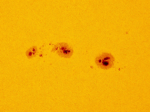Flecken — Die Sonnenfleckengruppen AR2565 und AR2567, aufgenommen am 18.07.2016 mit dem Weißlicht-Helioskop von Robert in Obercrinitz.Autor: RobertLizenz: CC BY-NC-ND 4.0