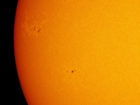 Sonne — Detail der aktiven Regionen AR2563 (oben), AR2564 (mitte) und AR2562 (unten). Aufgenommen am Eigenumbau-Newton-Weißlichthelioskop mit der ASI178MM von Robert in Kärnten. Mit dem Gerät ist es mir zum ersten Mal möglich gewesen, die Granulation der Photosphäre aufzunehmen, hier im rechten Bildbereich sichtbar.Autor: RobertLizenz: CC BY-NC-ND 4.0