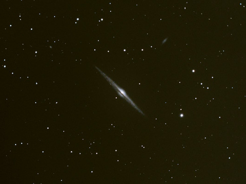 Nadelgal. — Die Nadelgalaxie NGC 4565 aufgenommen am 29.4.2017 von Niels. Teleskop: Meade 200/2000 LX10 mit 0,63er Brennweitenreduzierer, Belichtung: 25 x 240 Sekunden bei 800 ISO + Darks + Flats