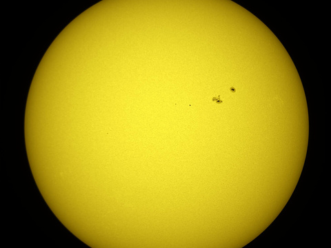 Sonne WL — Die Sonne im Weißlicht, aufgenommen am 08.09.2016 mit dem 114/500 Helioskop von Robert in Obercrinitz.Autor: RobertLizenz: CC BY-NC-ND 4.0