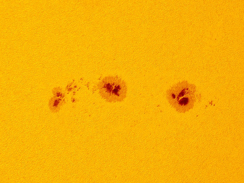 Flecken 2 — Die Sonnenfleckengruppen AR2565 und AR2567, aufgenommen am 19.07.2016 mit dem Weißlicht-Helioskop von Robert in Obercrinitz. Vergleichsbild zum Vortag.Autor: RobertLizenz: CC BY-NC-ND 4.0