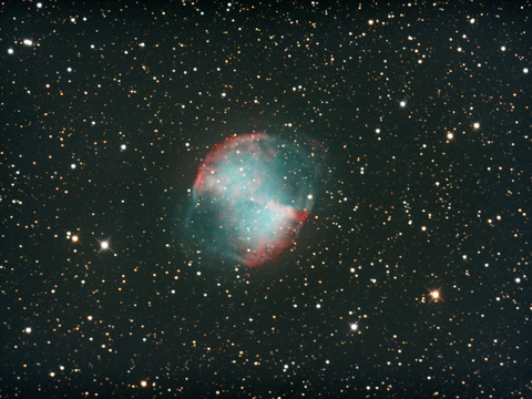 M27 — Der Hantelnebel aufgenommen am 30.6.2018 mit dem RC 355/2845 der Sternwarte bei endender Dämmerung und aufgehendem (fast) Vollmond. Das Bild wurde mit 1600 ISO 40 x 55 Sekunden belichtet (Canon EOS 40Da). Es wurde nicht beschnitten und zeigt den kompletten Ausschnitt der APS-C Kamera.