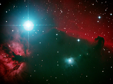 Der Pferdekopfnebel - ein Dunkelnebel (B33) vor einem Emissionsnebel (IC 434) und der Flammennebel (NGC 2024) im Orion
