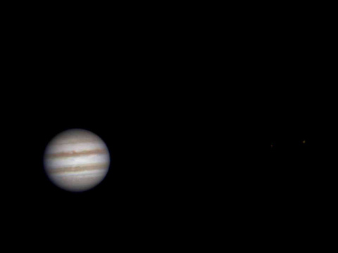 Jupiter — Jupiter mit den Monden Io und Ganymede. Aufgenommen beim öffentlichen Beobachtungsabend am 10.04.15 von Andreas und Robert am Dobson. Kamera: ASI120MM-S.
