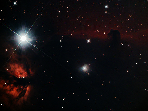 Pferd — Der Pferdekopfnebel (B33) in IC 434, der Flammennebel (NGC 2024) und NGC 2023 aufgenommen mit Halbmond ganz in der Nähe von Niels am 13.3.2022. Teleskop: TS RC 154/1370 (mit 0,67er Reducer und CLS Filter), Kamera: ASI 294 McPro, Belichtung: 65x90 Sekunden bei Gain 400 und -15°C Chiptemperatur