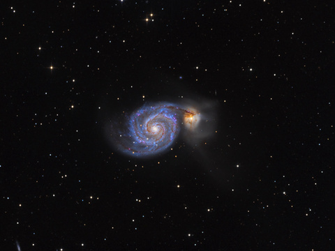 Whirlpool — Die Whirlpoolgalaxie M51. Aufgenommen in 4 Nächten im März 2017 von Robert in Obercrinitz. Gesamte Aufnahmezeit: 9,2 Stunden.Autor: RobertLizenz: CC BY-NC-ND 4.0
