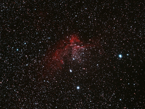 Wizard — Der Wizardnebel NGC 7380 aufgenommen am 17.10.2023 mit dem Pentax 75/500 SDHF und der ASI 294McPro mit UHC Filter. Belichtung 70x90 Sekunden bei Gain 400 und -15°C Chiptemperatur, Niels