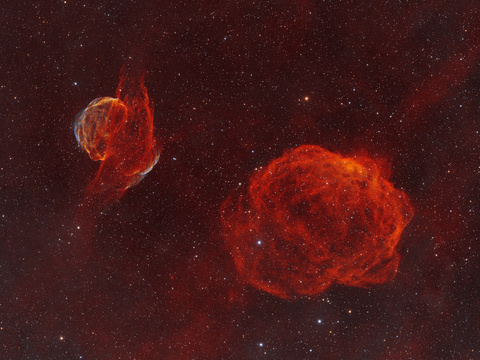 Rice Hat — Diese Weitfeld-Schmalbandaufnahme im Sternbild Auriga zeigt das extrem lichtschwache Sharpless-Paar Sh2-224 (der "Rice Hat"-Supernovaüberrest) und die benachbarte H-II-Region Sh2-223, die als feine rote Filamente vor einem dichten Sternfeld leuchten. Entstanden in Obercrinitz an vier Nächten mit dem Samyang 135 mm und der ASI533MM-PRO aus 70×600 s H-alpha- sowie 78×600 s OIII-Belichtungen.