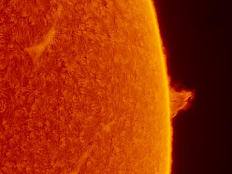 Protuberanz — Sonneneruption, aufgenommen am 05.06.2016 von Robert in Obercrinitz. Teleskop: LS60THa/B1200CPT, Kamera: ASI178MM.Autor: RobertLizenz: CC BY-NC-ND 4.0
