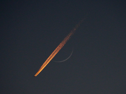 Mond — Ein Flugzeug fliegt an der schmalen Mondsichel (45h alt) vorbei. Aufnahme von Niels mit der Canon EOS 77D und 250mm Brennweite.