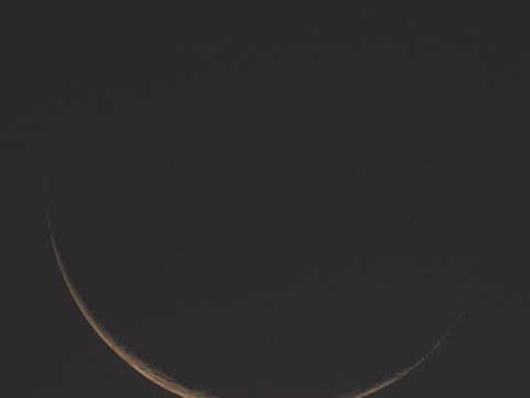 Mond 3% — Die schmale Mondsichel mit ca. 3,1% Ausleuchtung, vom 13.9.2023 ca. 6:30 Uhr. Mit 800er Tele und Canon RP. 10 Aufnahmen gestackt. A. Schäfer