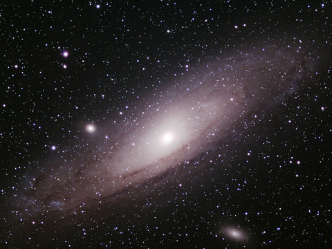 M 31 — Die Andromedagalaxie M31 mit M32 und M110 aufgenommen am 26.12.2021. Kamera: ASI 294MC Pro, Teleskop: Pentax 75/500 SDHF, Belichtung: 150x30 Sekunden bei Gain 400 und -20 Grad Chiptemperatur