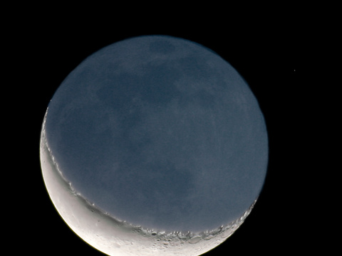 Mondkomposit — Mal ein Versuch die Mondsichel und das aschgraue Mondlicht in einem Bild zu vereinen. Mein erster Versuch. Brennweite 600mm mit Canon RP, A. Schäfer