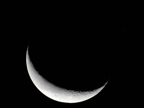 Mond 3.9.21 — Das Einzelbild der Mondsichel vom vorherigen Kompositbild. Auch einen Stern rechts oben sieht man gut. 600mm, Canon RP, A. Schäfer