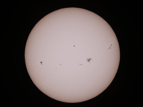 Sonne — Sonnenflecken vom 11.8.2024 ca. 13 Uhr. EOSR8 und RF800mm mit der Baader Sonnenfilterfolie. ISO100 1/640s. A. Schäfer