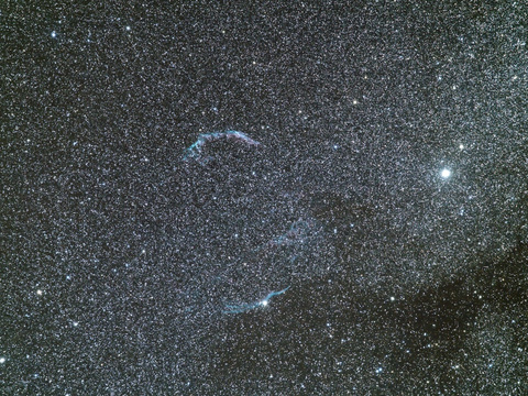 NGC 6962... — NGC 6960 NGC6992 und weiter. Ca. 140 Bilder und ca. 2,5h Belichtungszeit. Leicht ausgeschnitten. Canon RP und EF f4 70-200 bei 200mm und f5. Am 9.9.2023 ab 21.30 Uhr. A.Schäfer
