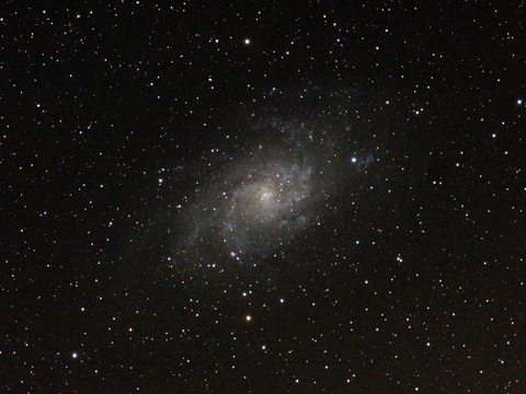 M 33 — Aufgenommen von Niels am 5.11.2016 während einer ca. 3 stündigen Wolkenpause. Aufnahme mit dem Pentax 75/500 SDHF und der Canon 40 Da. Belichtung 25 x 180 Sekunden bei 800 ISO und 30 Darks und 30 Flats.