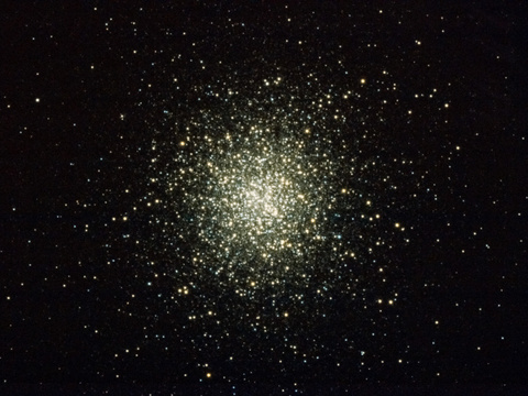 M 13 — Dieses Bild zeigt M 13, belichtet am 500/7300 mm Cassegrein im Juli 2023. Die Belichtungszeit ist 71s, Kamera Canon 6DII. Eigentlich war das Bild nur als Versuch gedacht, ob bei einer derart langen Brennweite auf einer EQ-Plattform überhaupt Fotografie möglich ist. Die möglichen Belichtungszeiten waren mit maximal 10s doch erfreulich hoch. Matthias