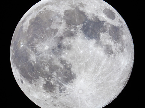 Vollmond — Am 9.3.2020 war wieder mal Vollmond, das gibt es alle vier Wochen, klar. Ein Vollmond dieser Größe wird neuerdings "Supermond" genannt, ich mag solche Bezeichnungen zwar nicht, aber egal. Dieser Vollmond ist wirklich groß, Entfernung 354000 km, Durchmesser 33,74' 140mm APO der Sternwarte, Canon 80D, ISO 100 1/400 sec, Matthias