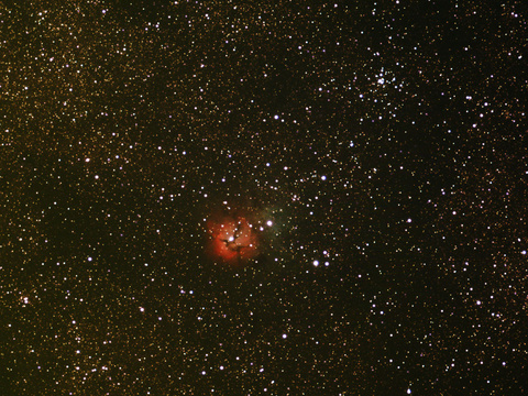 M20 und M21 — Trifid-Nebel (M20) und M21 am 24.6.2022 um 1:48 Uhr aufgenommen von Niels. Teleskop; Pentax 75/500 SDHF, Kamera: ASI 294 MCPro, Belichtung: 100 x 30 Sekunden bei Gain 400 und -15°C Chiptemperatur + Darks und Flats